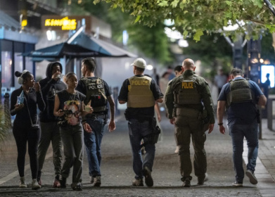 Federal agents patrol the streets of the US capital Washington after President Donald Trump announced a takeover of the city's police force - ANDREW CABALLERO-REYNOLDS (AFP) Federal agents patrol the streets of the US capital Washington after President Donald Trump announced a takeover of the city's police force - ANDREW CABALLERO-REYNOLDS (AFP)