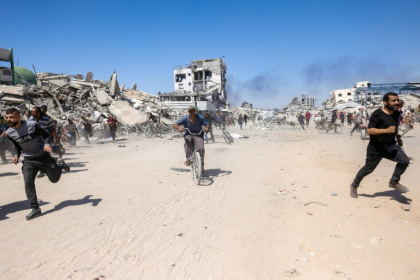 Palestinians run for cover during an Israeli drone strike in northern Gaza on May 23, 2025 - Bashar TALEB (AFP)