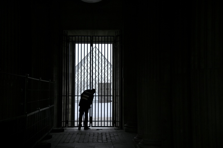 France intensifies hunt for Louvre raiders France intensifies hunt for Louvre raiders