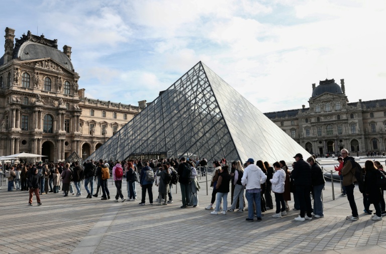 Two suspects arrested in Louvre jewel heist Two suspects arrested in Louvre jewel heist