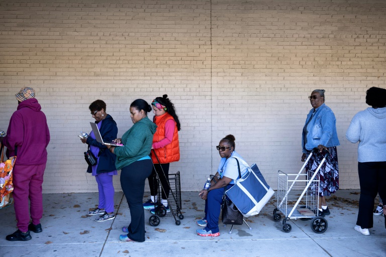 Frustrated federal employees line up for food as US shutdown wears on Frustrated federal employees line up for food as US shutdown wears on