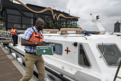 With Lagos sitting on a massive lagoon, a floating clinic and ambulance service helps communities at the water's edge -- but funds to expand are lacking - OLYMPIA DE MAISMONT (AFP)