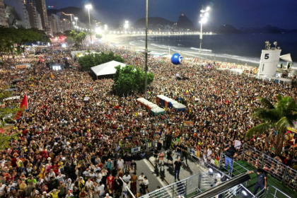 Tens of thousands sing along at a 'musical protest' on Copacabana Beach against a series of controversial laws passed in Congress - Pablo PORCIUNCULA (AFP) Tens of thousands sing along at a 'musical protest' on Copacabana Beach against a series of controversial laws passed in Congress - Pablo PORCIUNCULA (AFP)