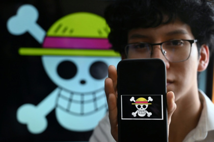 Peruvian student Wildar Lozano, 20, of the Gen Z movement, shows the "One Piece" manga flag - Raul ARBOLEDA (AFP)