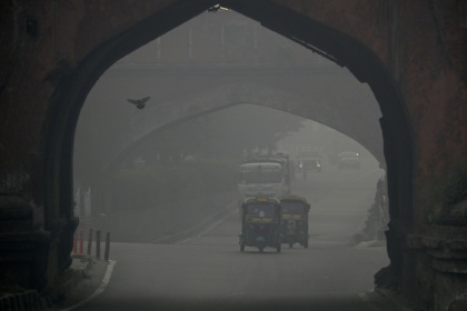 Commuters drive amid heavy smog in New Delhi on October 21, 2025, as haze engulfed the city skyline after Diwali celebrations - Arun SANKAR (AFP) Commuters drive amid heavy smog in New Delhi on October 21, 2025, as haze engulfed the city skyline after Diwali celebrations - Arun SANKAR (AFP)