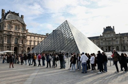 Visitors queue to get in to the Louvre, days after it was robbed in Paris - Thibaud MORITZ (AFP) Visitors queue to get in to the Louvre, days after it was robbed in Paris - Thibaud MORITZ (AFP)
