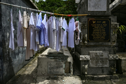 Some Filipinos in Manila have have sought shelter in public graveyards - Jam STA ROSA (AFP) Some Filipinos in Manila have have sought shelter in public graveyards - Jam STA ROSA (AFP)