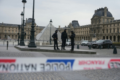 Thieves wielding power tools raided the Louvre in broad daylight - Dimitar DILKOFF (AFP)