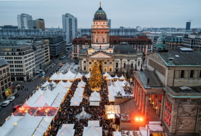 Visitors crowd the Christmas market on the Gendarmenmarkt in Berlin - John MACDOUGALL (AFP)