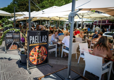 A busy restaurant terrace in Palma Beach, in Palma de Mallorca, on July 18, 2025 - JAIME REINA (AFP)