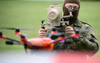 German soldier holding handheld drone jammer - Tobias SCHWARZ (AFP)