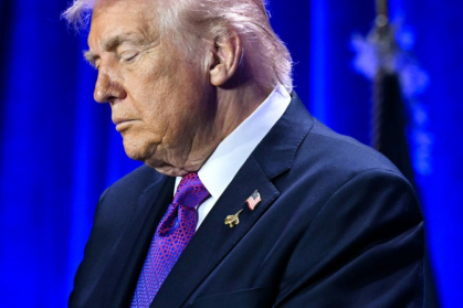 US President Donald Trump bows his head in prayer during the National Prayer Breakfast - SAUL LOEB (AFP)