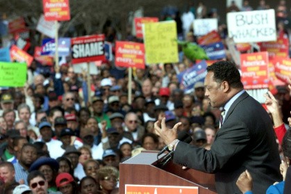 Civil rights leader Rev. Jesse Jackson addresses the 'Fairness in Democracy' rally on December 6, 2000, at the State Capitol in Tallahassee, Florida - Tim SLOAN (AFP)