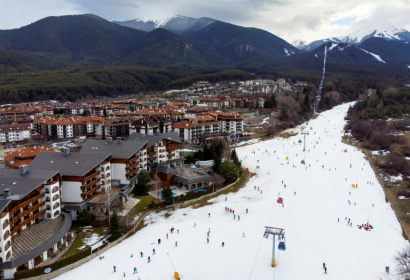The 10,000-inhabitant Bansko is conveniently located - Nikolay DOYCHINOV (AFP)