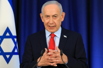 How many fingers? Israeli Prime Minister Benjamin Netanyahu speaks at a press conference in Jerusalem - Ronen Zvulun (AFP)