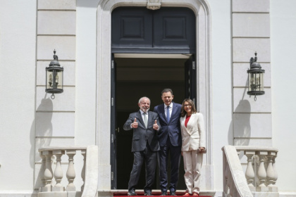 Brazilian President Luiz Inacio Lula da Silva (L) gestures next to Portuguese Prime Minister Luis Montenegro (C) and Brazil's First Lady Rosangela 'Janja' Lula da Silva on a visit to Portugal - PATRICIA DE MELO MOREIRA (AFP)