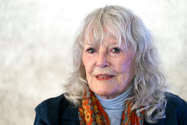 Petula Clark, 93, hopes real singers will survive the AI tide.