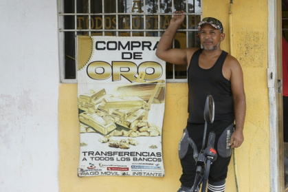 A miner stands outside a gold-buying store in El Dorado, Bolivar State, Venezuela on May 24, 2025 - Pedro MATTEY (AFP)