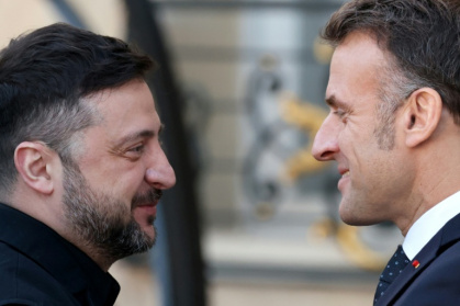French President Emmanuel Macron (R) welcomed Ukraine's President Volodymyr Zelensky at the Elysee Palace in Paris in January 2026 prior to the Coalition of the Willing summit on security guarantees for Ukraine - Ludovic MARIN (AFP)