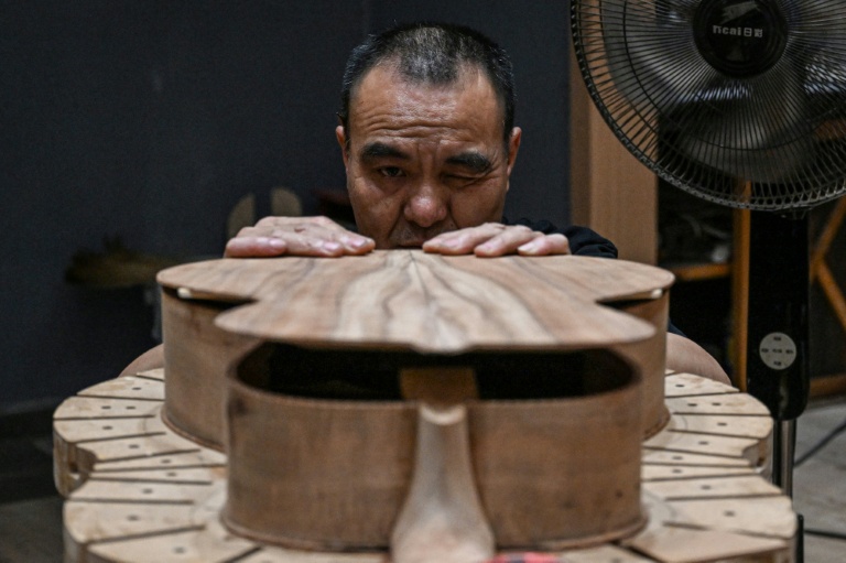 Chinese guitar capital's stairway to export heaven