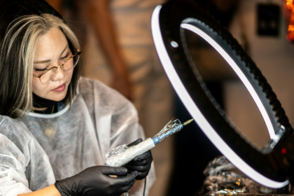 A scalp tattoo artist conducting a demonstration during a contest in Naha, Okinawa Prefecture - Yuichi YAMAZAKI (AFP)