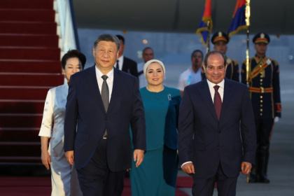 Chinese President Xi Jinping, with First Lady Peng Liyuan, is welcomed by Egyptian President Abdel Fattah al-Sisi and First Lady Entissar Amer upon their arrival in Cairo - Mohamed Abd El Ghany (AFP)