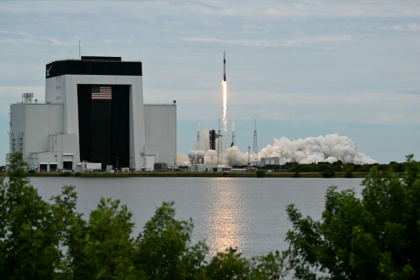 A SpaceX Falcon 9 rocket topped with the Dragon capsule lifts off for the International Space Station from Cape Canaveral, Florida - CHANDAN KHANNA (AFP)