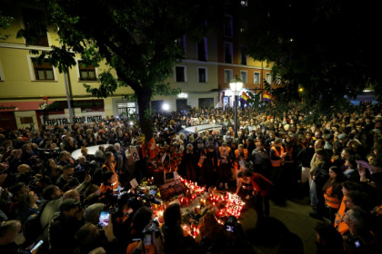 Outside Maricarmen's former residence in Retiro, the mourners applauded and left more flowers and candles - Oscar DEL POZO (AFP)
