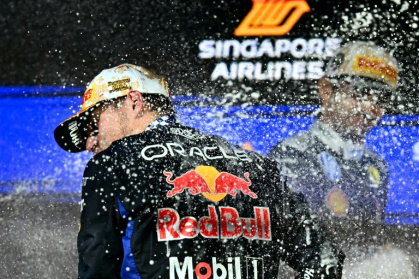 Max Verstappen (left) and Charles Leclerc celebrate on the podium after the Formula One Singapore Grand Prix - Lillian SUWANRUMPHA (AFP)